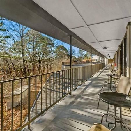 Stonegate Lodge King Bed Wifi 50 In Roku Tv Salt Water Pool Room # 101 Eureka Springs Dış mekan fotoğraf