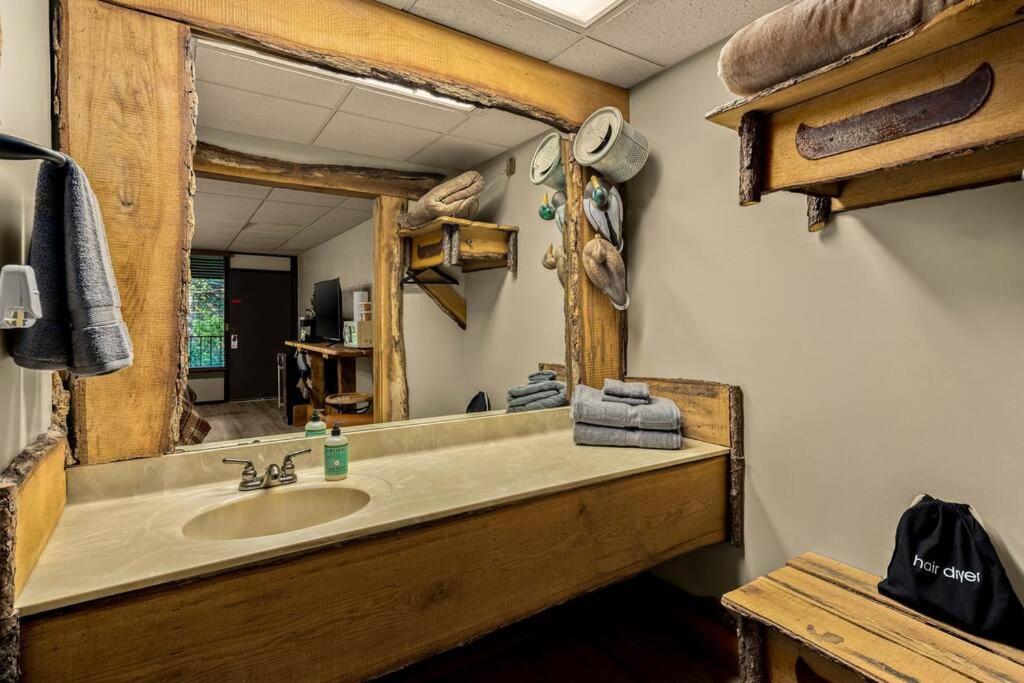 Stonegate Lodge King Bed Wifi 50 In Roku Tv Salt Water Pool Room # 101 Eureka Springs Dış mekan fotoğraf