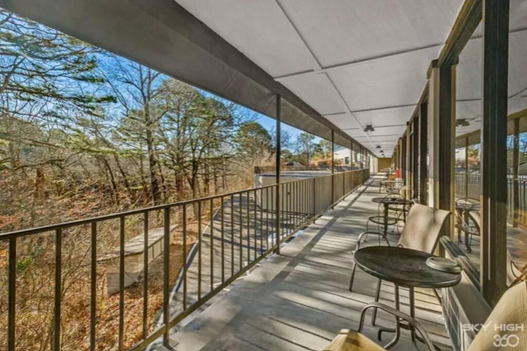 Stonegate Lodge King Bed Wifi 50 In Roku Tv Salt Water Pool Room # 101 Eureka Springs Dış mekan fotoğraf