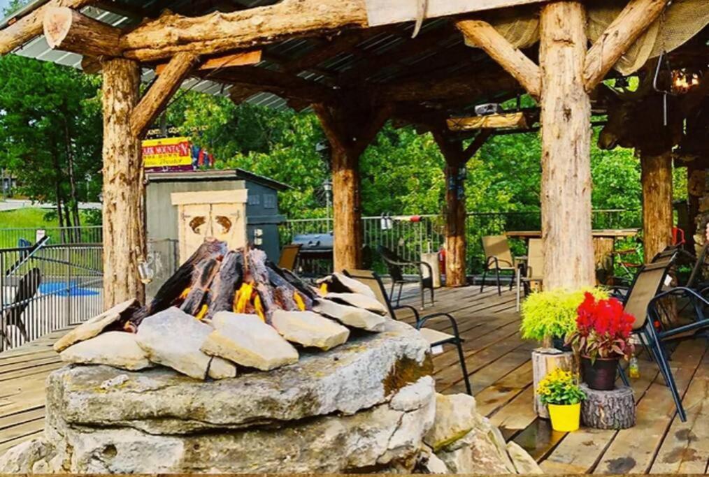 Stonegate Lodge King Bed Wifi 50 In Roku Tv Salt Water Pool Room # 101 Eureka Springs Dış mekan fotoğraf
