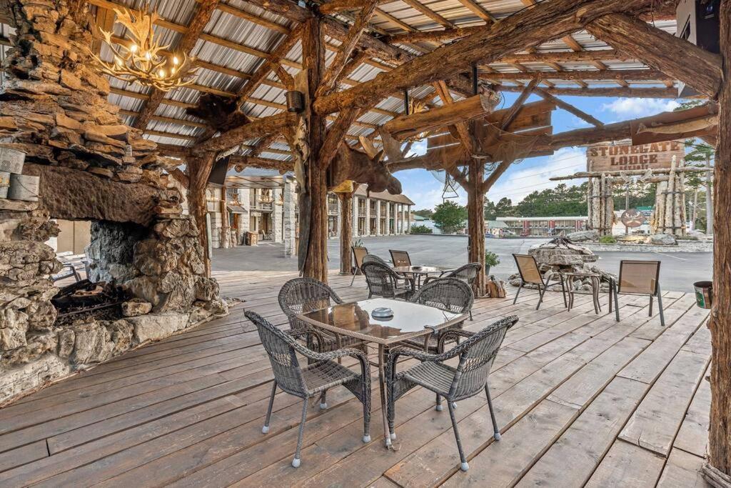 Stonegate Lodge King Bed Wifi 50 In Roku Tv Salt Water Pool Room # 101 Eureka Springs Dış mekan fotoğraf