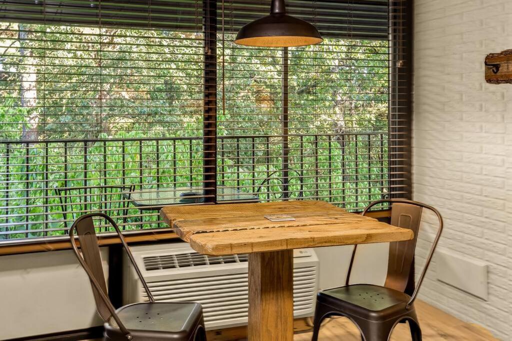 Stonegate Lodge King Bed Wifi 50 In Roku Tv Salt Water Pool Room # 101 Eureka Springs Dış mekan fotoğraf