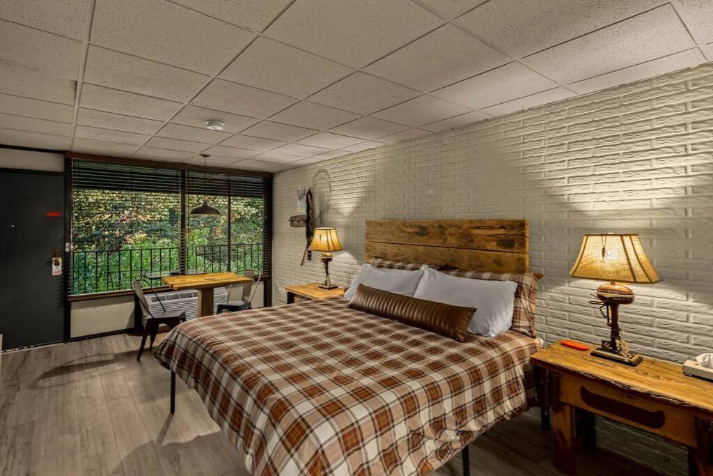 Stonegate Lodge King Bed Wifi 50 In Roku Tv Salt Water Pool Room # 101 Eureka Springs Dış mekan fotoğraf