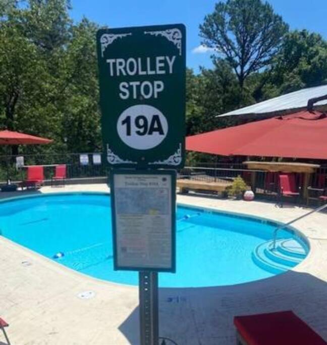 Stonegate Lodge King Bed Wifi 50 In Roku Tv Salt Water Pool Room # 101 Eureka Springs Dış mekan fotoğraf