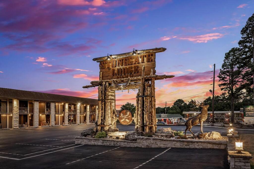 Stonegate Lodge King Bed Wifi 50 In Roku Tv Salt Water Pool Room # 101 Eureka Springs Dış mekan fotoğraf