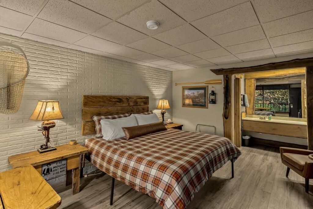 Stonegate Lodge King Bed Wifi 50 In Roku Tv Salt Water Pool Room # 101 Eureka Springs Dış mekan fotoğraf
