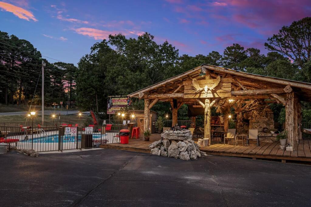 Stonegate Lodge King Bed Wifi 50 In Roku Tv Salt Water Pool Room # 101 Eureka Springs Dış mekan fotoğraf